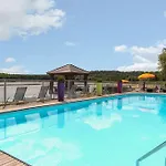 Du Golf De L'ailette, The Originals Relais Отель